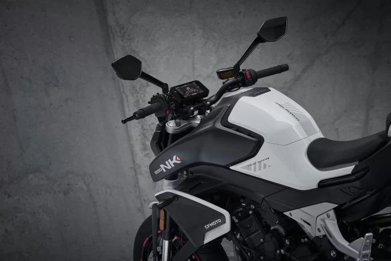 2024-800NK-Cf-moto-lifestyle-shot-3