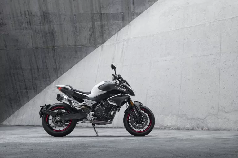 2024-800NK-Cf-moto-lifestyle-shot