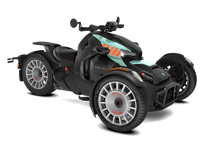 drie wieler in het zwart met blauw op een witte achtergrond