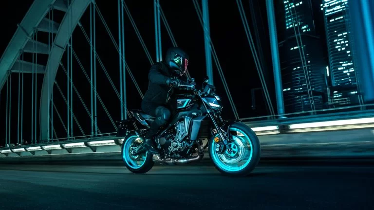 motorrijder rijdt over een brug op een yamaha mt09