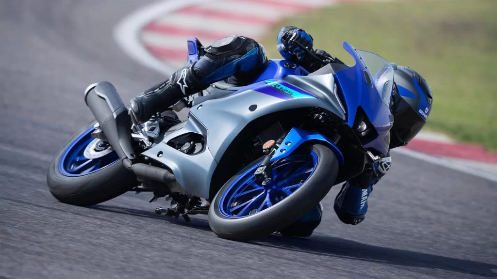 close up supersport motor door een scherpe bocht over het circuit