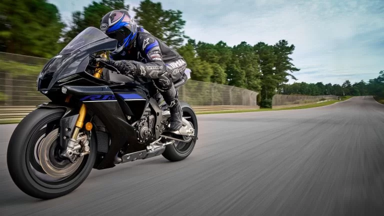 motorrijder rijdt met een carbon supersportmotor over het circuit