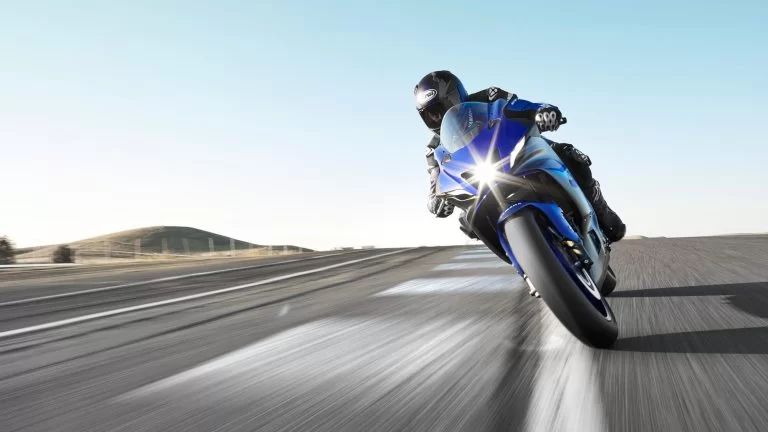 blauwe supersport motor te zien vanaf de voorkant