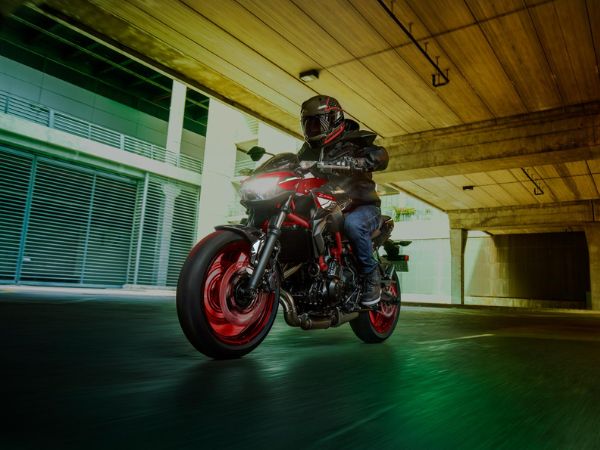 2024 kawasaki z650 rijdend in urban