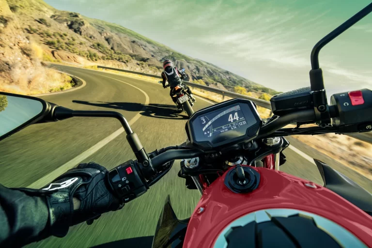 Kawasaki z650 2024 persimmon red rijdend in bergen