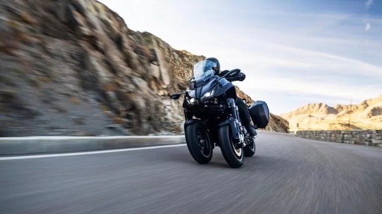 motor met 3 wielen rijdt door een rotsachtig gebied