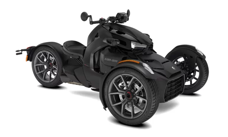 Ryker 900 in een witte studio.