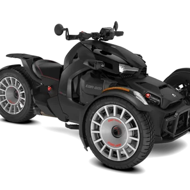 Ryker 900 Rally in een witte studio.