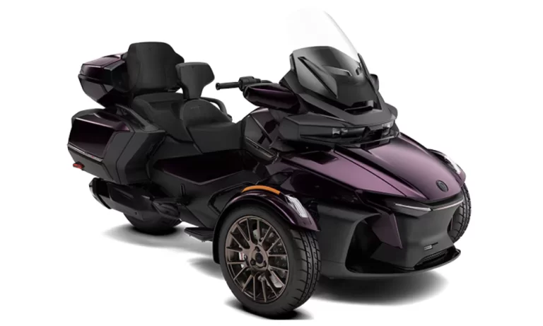 Spyder RT Sea-To-Sky in een witte studio