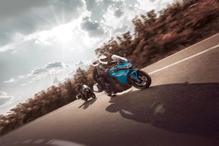 Actiefoto van twee motorrijders op een CF Moto 650 GT waarvan een met koffers uitgerust en de ander met passagier.