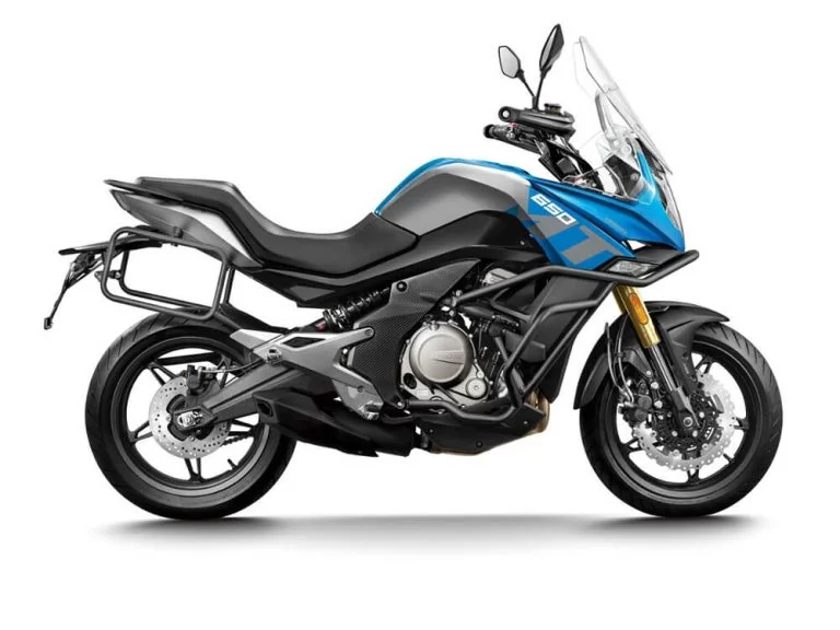 Productfoto CF Moto 650 MT blauw op witte achtergrond