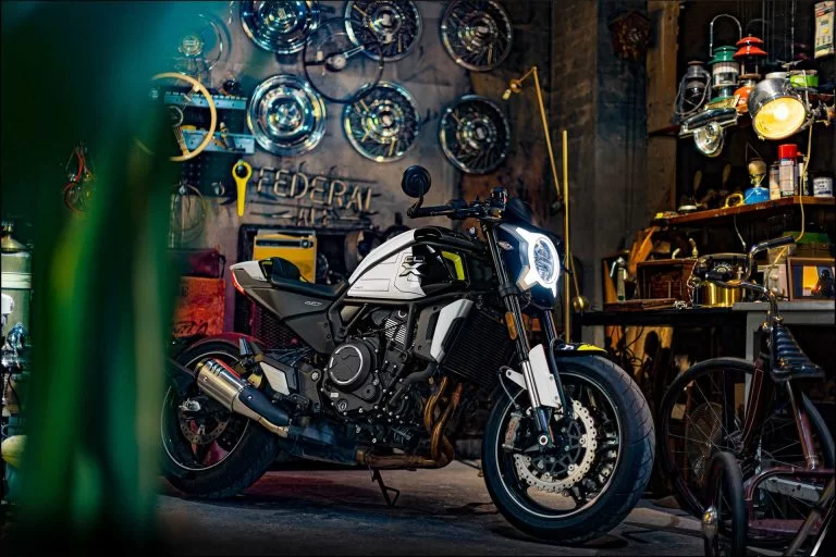 CF Moto 700CL-X SPORT parelwit in een stoffige garage