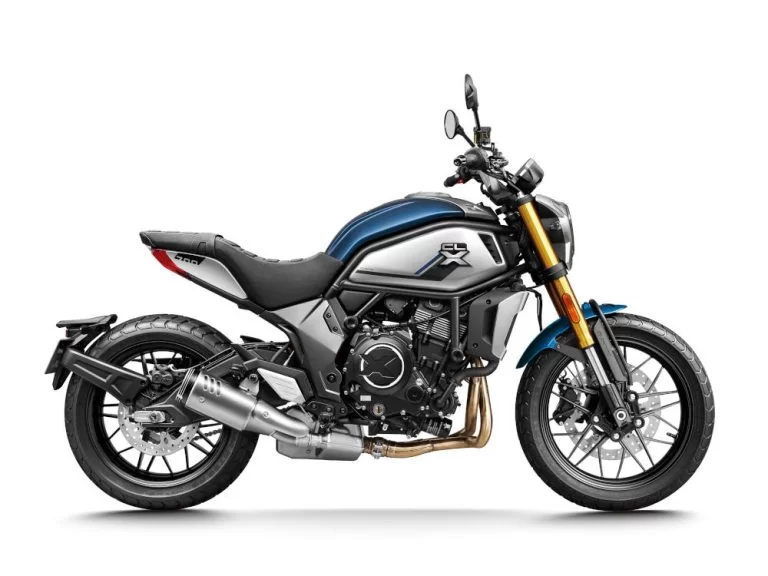 Productfoto CF Moto 700CL-X Heritage Blauwzilver op witte achtergrond