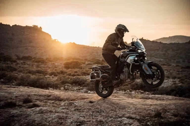 CF Moto 800MT Sport actiefoto van motorrijder op ruig terrein