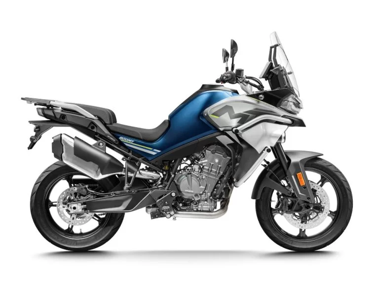 Blauwe CF Moto 800MT zijaanzicht met witte achtergrond