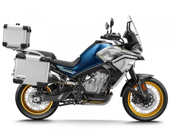 Productfoto CF Moto 800MT Touring blauw met koffers op witte achtergrond