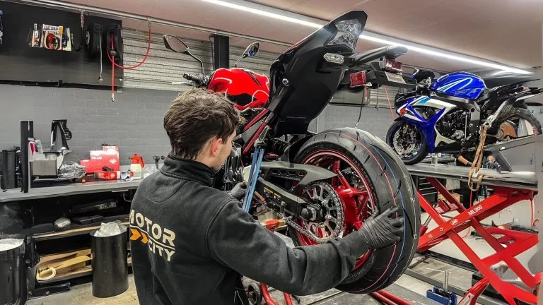 Motorband wordt vervangen op de brug.