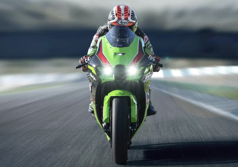 Actiefoto 2023 Kawasaki ZX-10 R close up vooraanzicht motorrijder op circuit