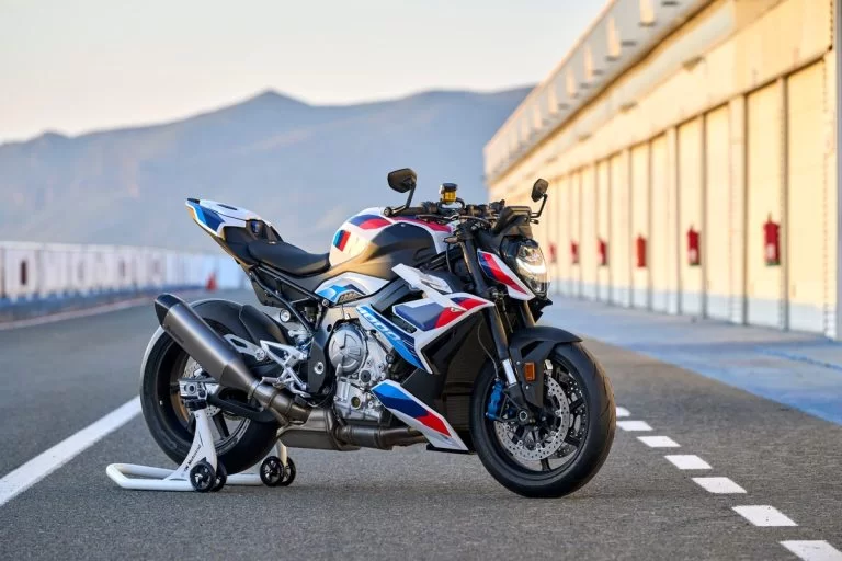 lifestylefoto van 2023 bmw m1000r op het circuit op een paddockstand