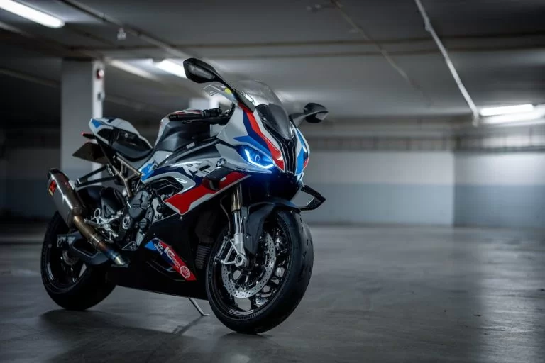 BMW S1000RR in een garage