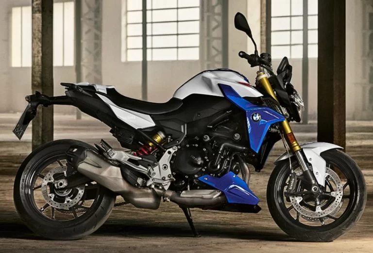 lifestylefoto van de bmw f900r naked bike in verlaten loods