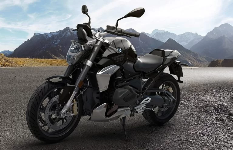 Lifestylefoto van de bmw r1250r naked bike met bergen op de achtergrond