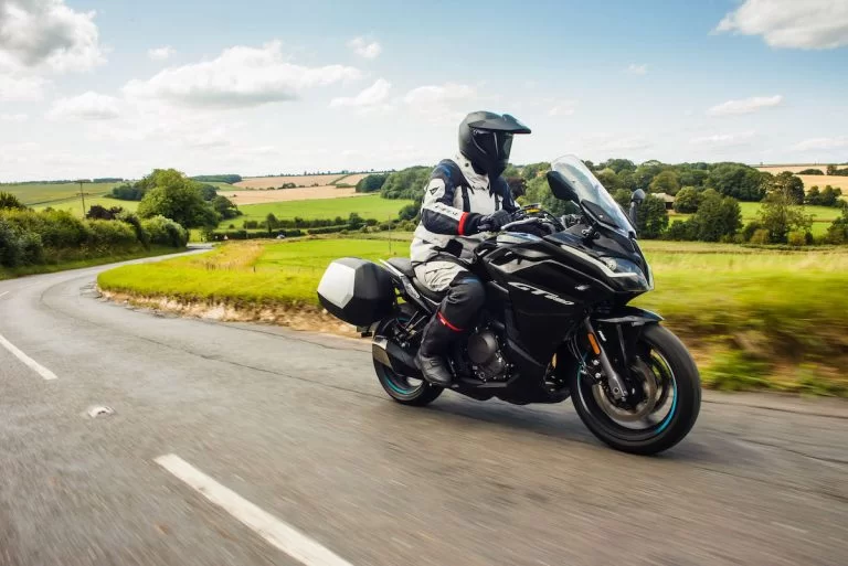 Actiefoto van motorrijder op CF Moto 650 GT met koffers