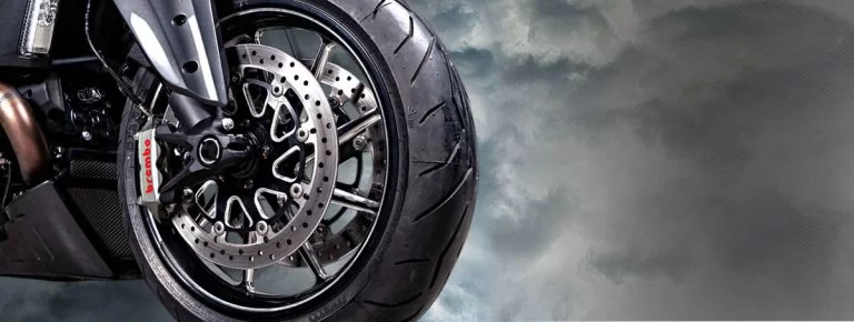 close up van brembo remmen op een kawasaki motor