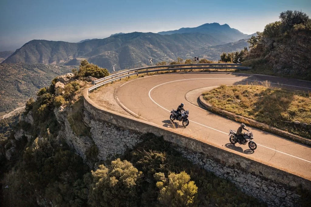 CF Moto 800MT Sport actiefoto van twee motorrijders op een bergpas