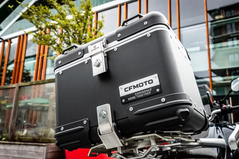 CFMOTO_800MT Sport met kofferset close up