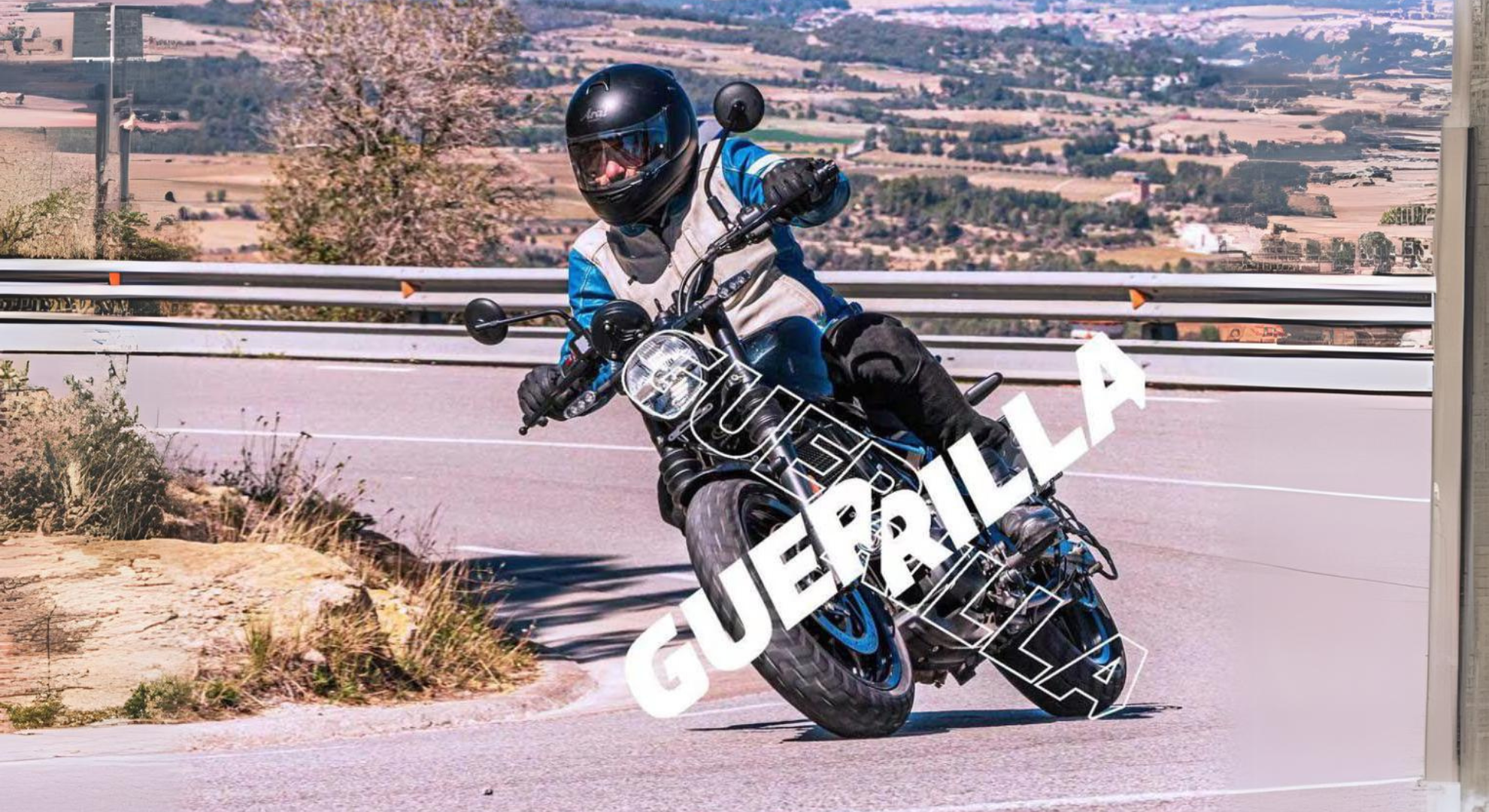 Guerrilla 450 motor rijdend in de bocht.