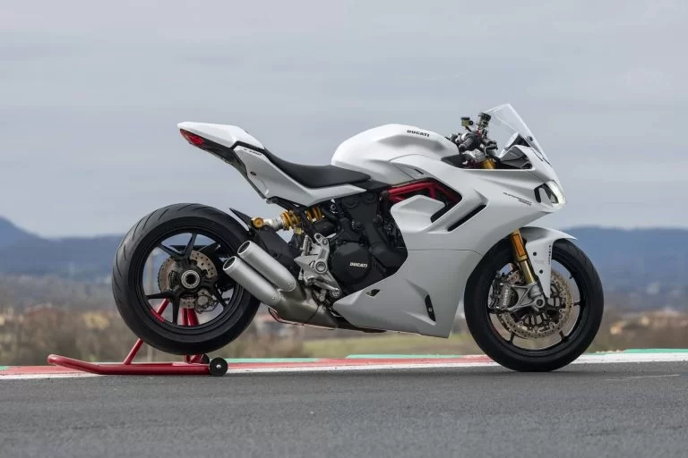 Ducati Super Sport 950 op een paddock stand