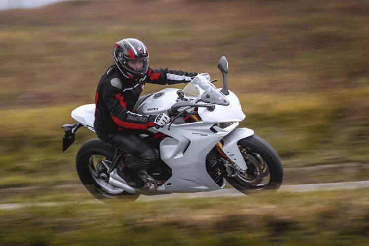 Ducati SuperSport 950 S rijdt door een bocht