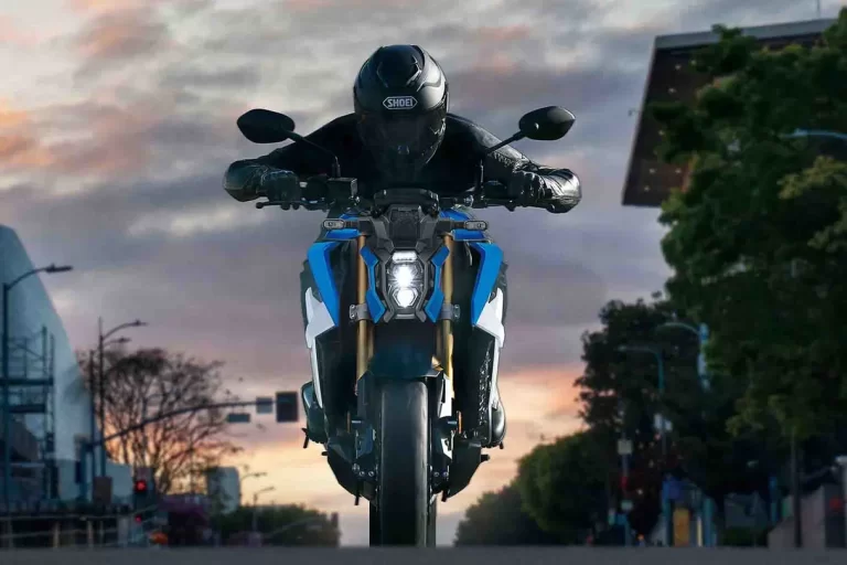 Suzuki motor rijdend op straat