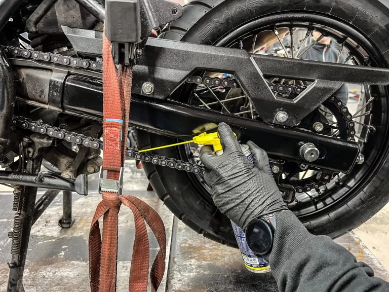 Ketting wordt ingesprayed in werkplaats