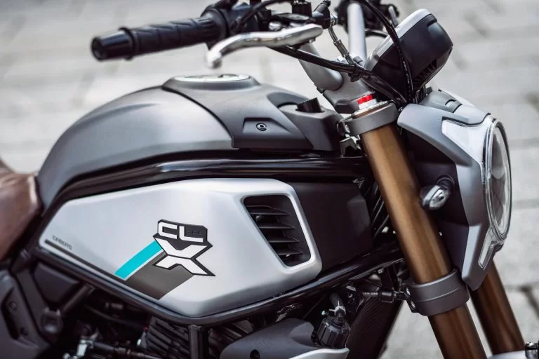 Feature close up tank CF Moto 700CL-X Heritage Zilvergrijs