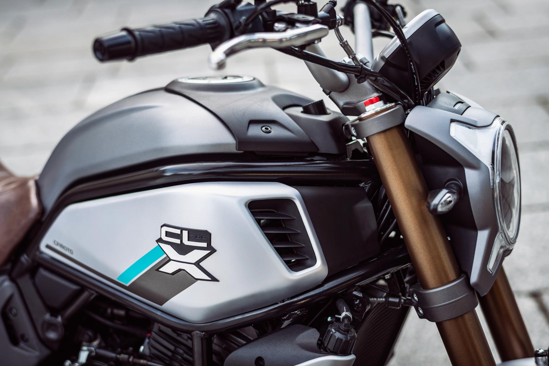 Feature close up tank CF Moto 700CL-X Heritage Zilvergrijs