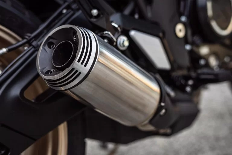 Feature close up chrome uitlaat CF Moto 700CL-X Heritage