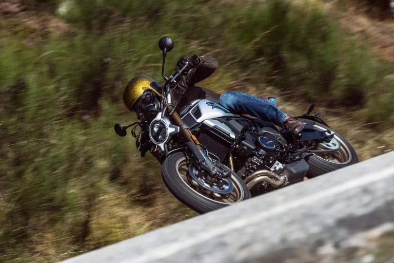 Actiefoto CF Moto 700CL-X Heritage met motorrijder in heuvelachtig gebied