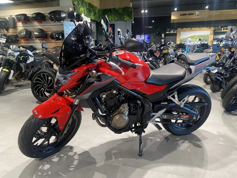 Showroomfoto van een rode Honda CB500F