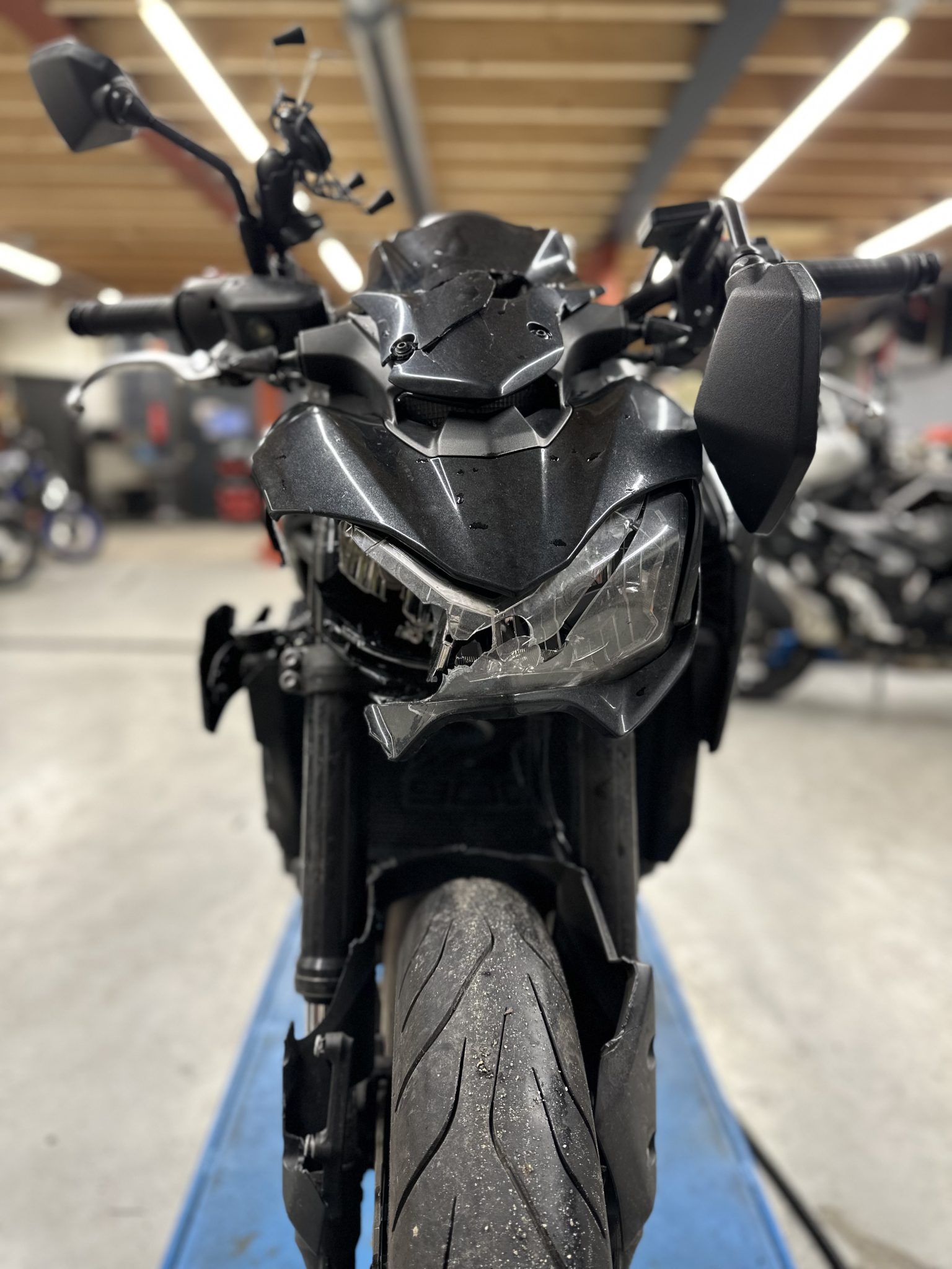 close up voorkant van beschadigde motor