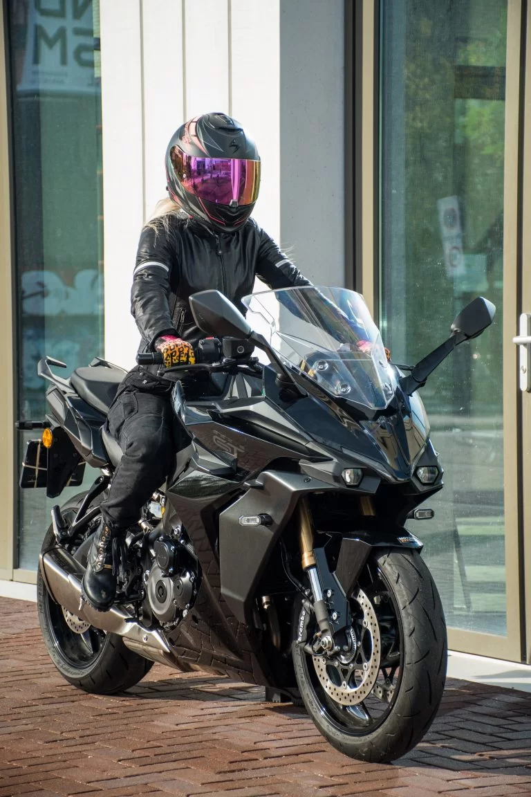 lifestylefoto Suzuki GSX 1000 GT met rijder