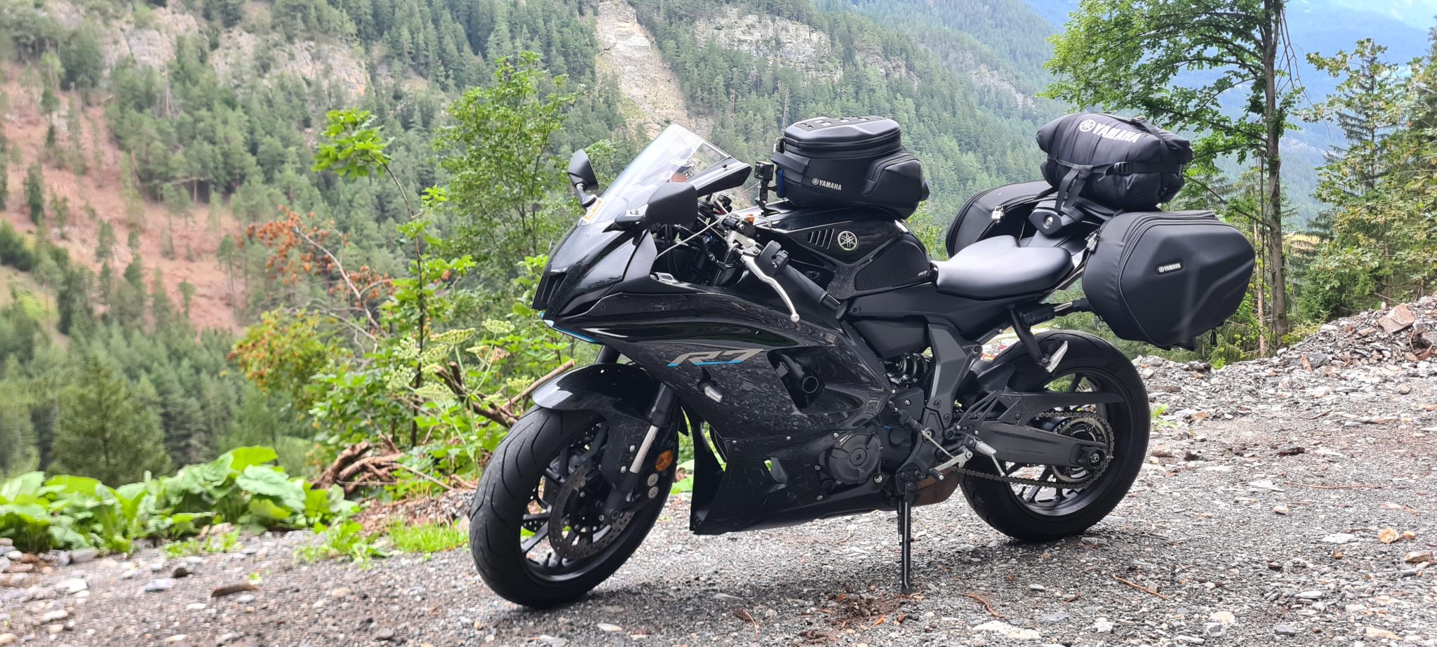 Yamaha r7 motorvakantie met een groen dal op de achtergrond