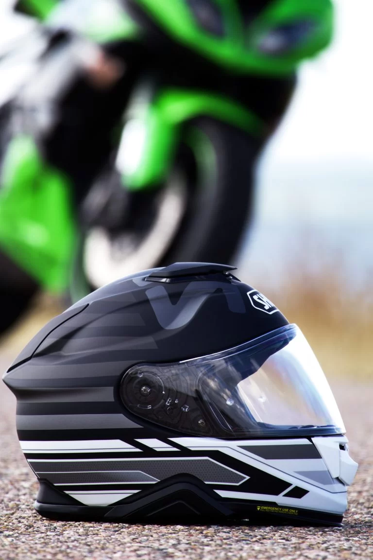 Shoei helmet op het asvalt met een zx6r op de achtergrond