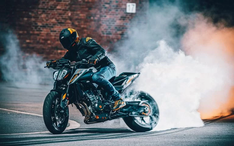 motorrijder die een burn out doet met een ktm duke 790