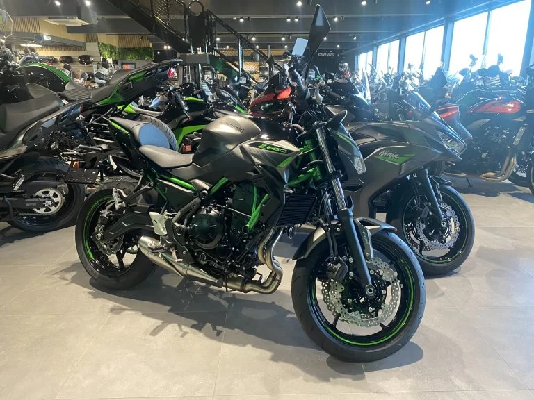 showroom foto van een kawasaki z650 uit 2023