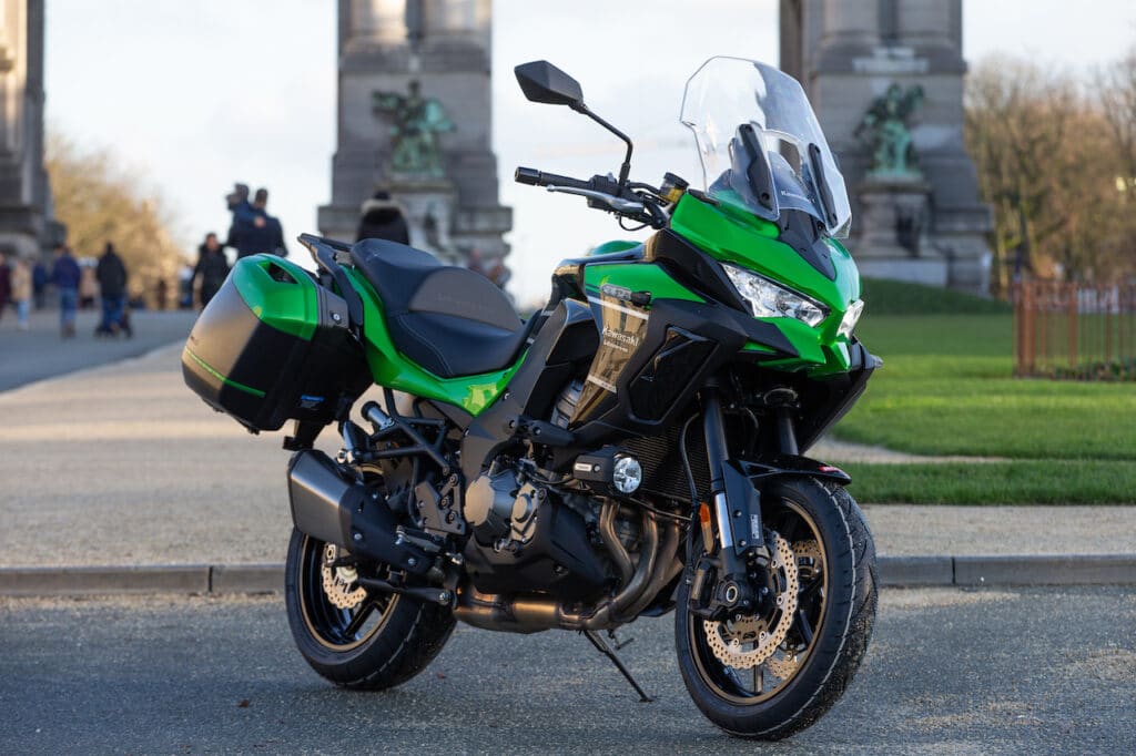 Kawasaki versys 1000 op standaard met monument op de achtergrond
