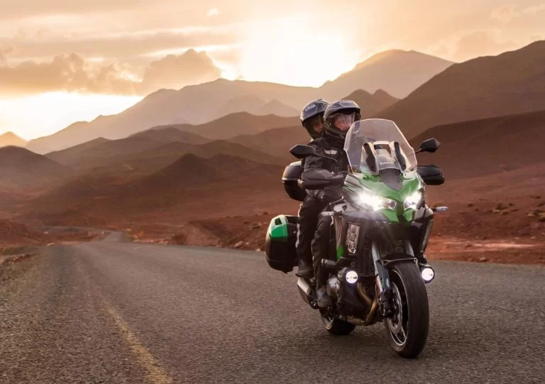 Kawasaki versys 1000 met motorrijder en passagier in bergachtig gebied