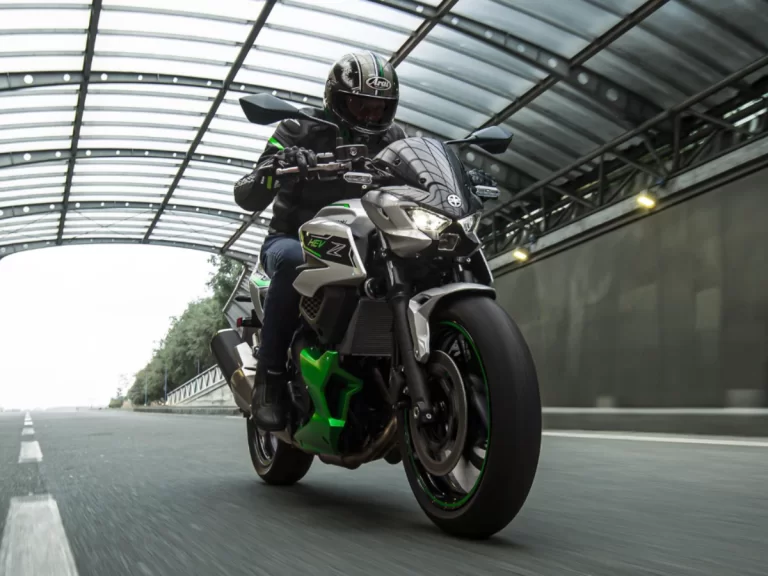 Z7 hybrid rijdend in tunnel