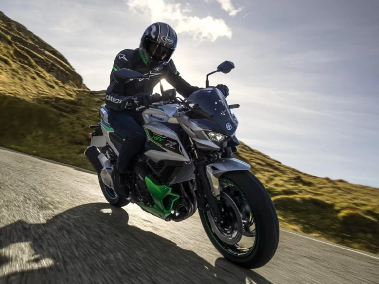 Elektrische kawasaki rijdend door landschap